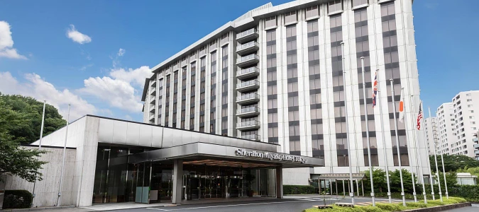 A large building with a parking lotAI-generated content may be incorrect.