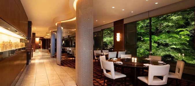 A restaurant with a large round tableAI-generated content may be incorrect.