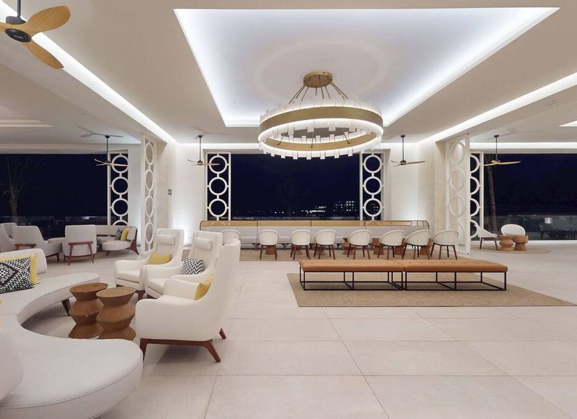 https://media-cdn.tripadvisor.com/media/photo-s/06/d4/13/98/swim-up-bar.jpg
